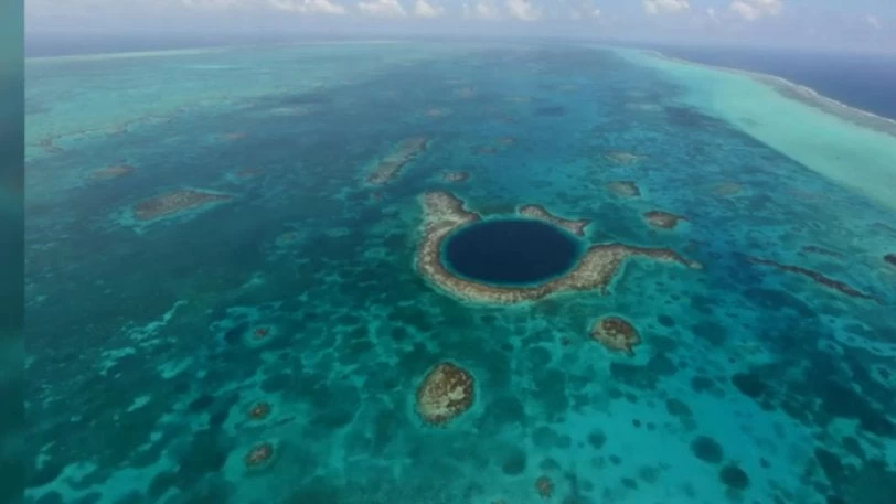 Τι βρίσκεται στον πάτο της διάσημης «Μεγάλης Μπλε τρύπας» (εικόνες, βίντεο)